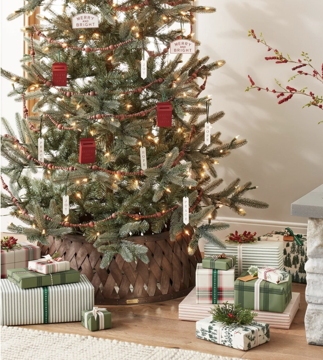 Christmas tree collar with Christmas tree and presents