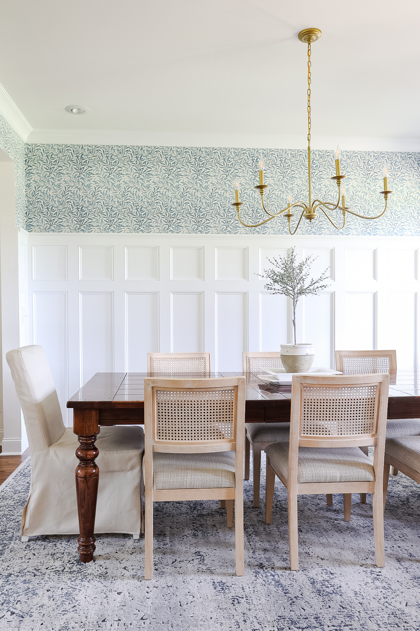 dining room with wallpaper