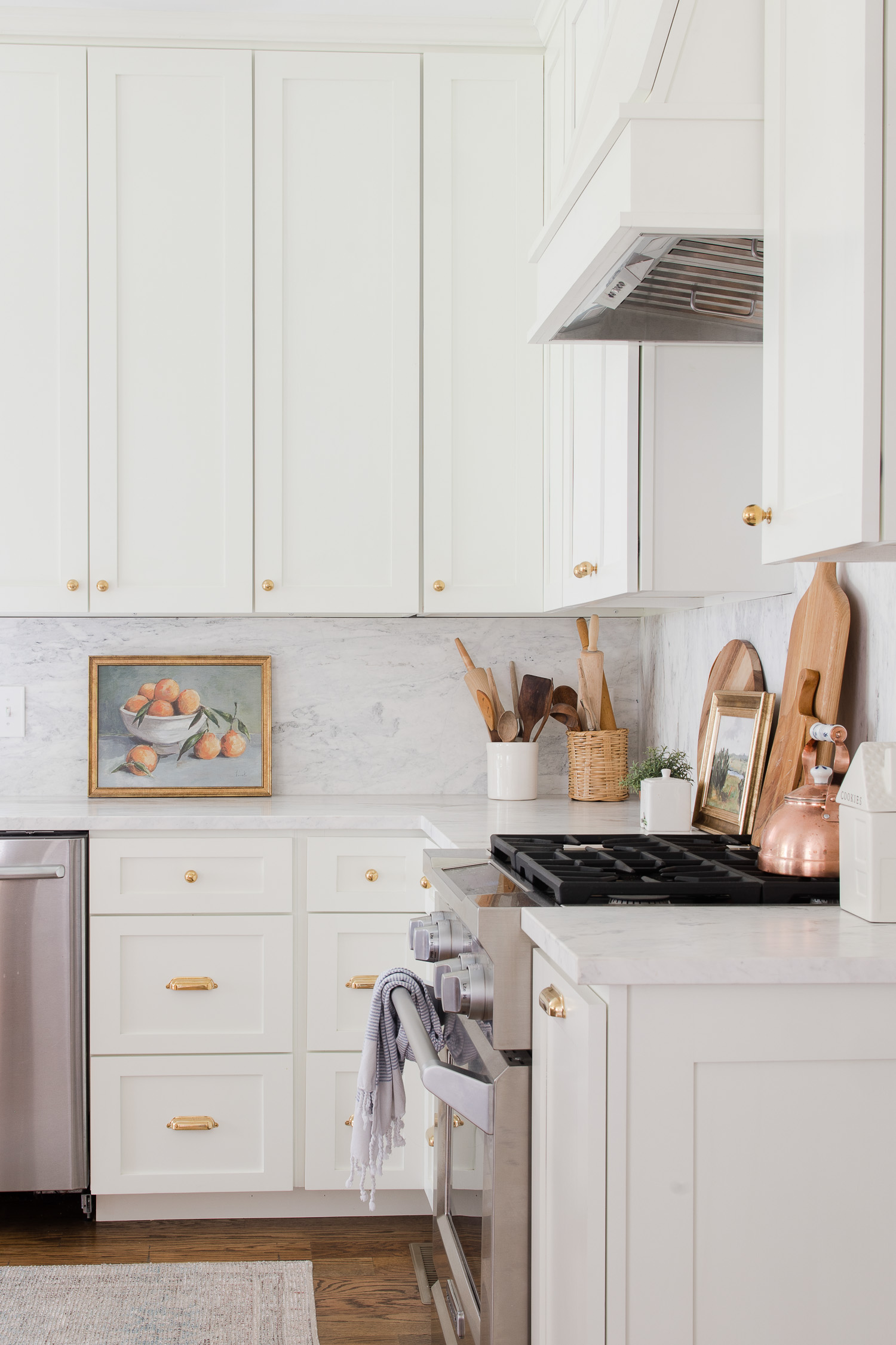 white classic kitchen cabinets
