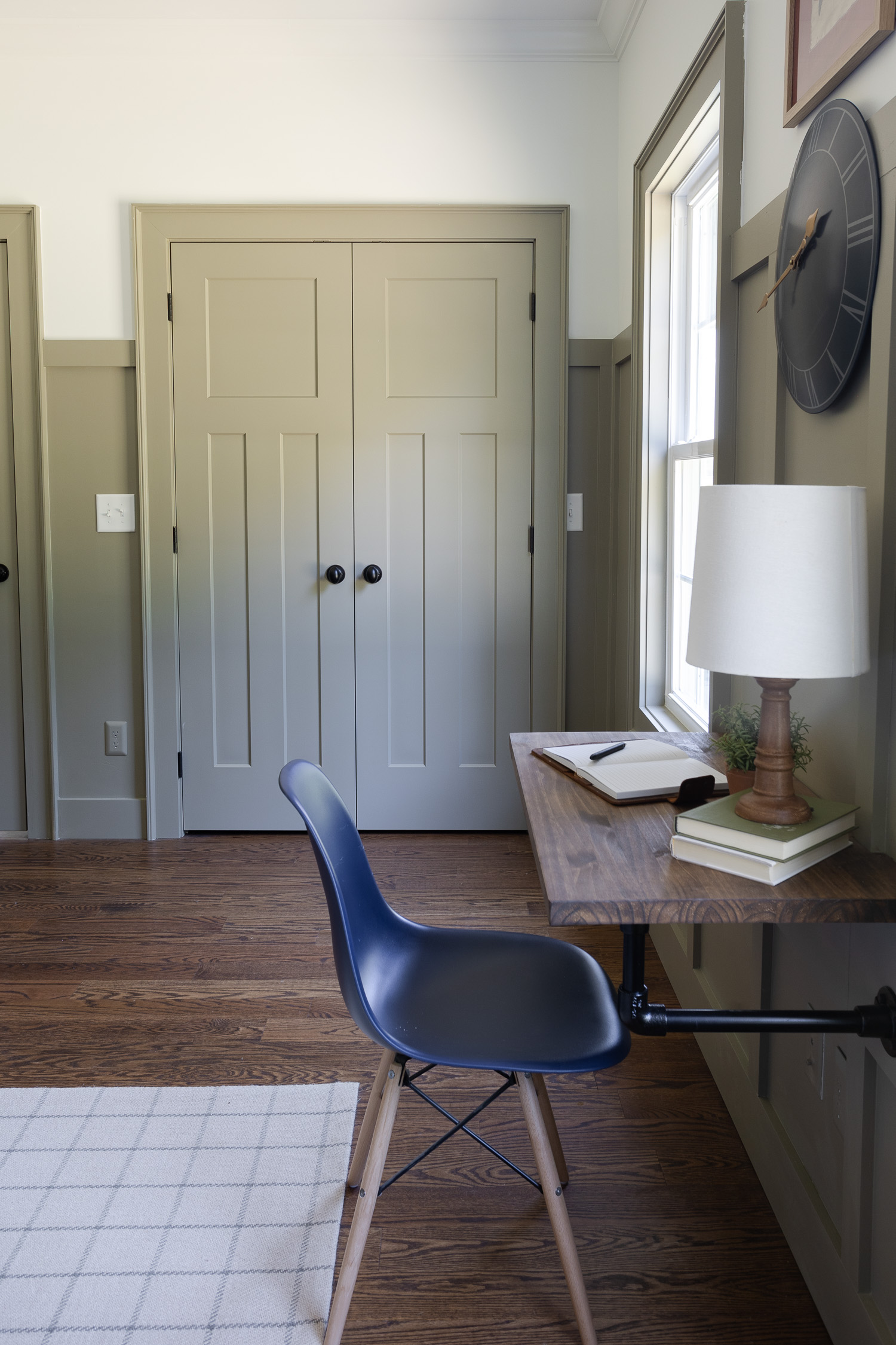 teen boy room with desk and closet doors painted benjamin moore gettsyburg gray