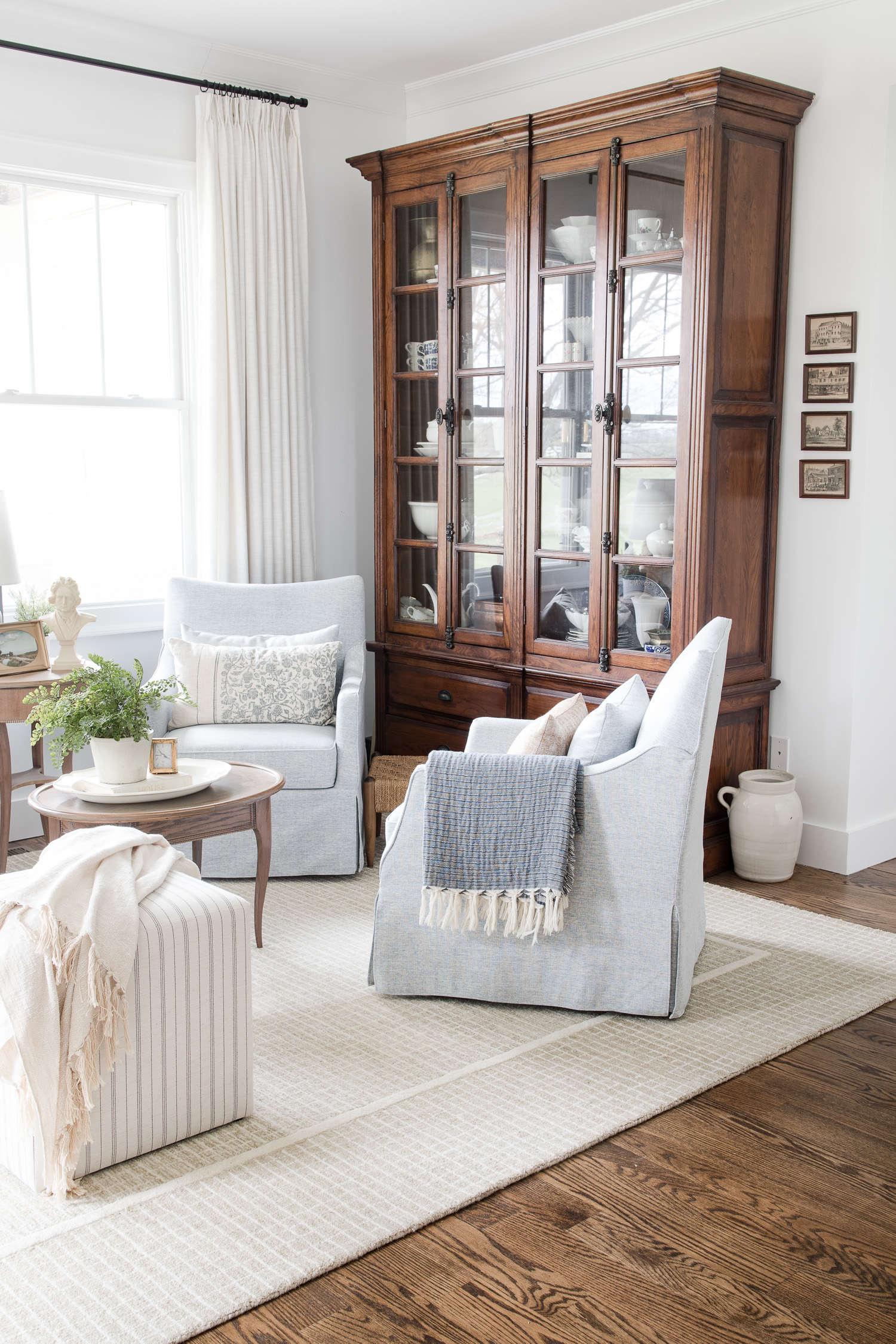 sitting room with blue swivel chairs