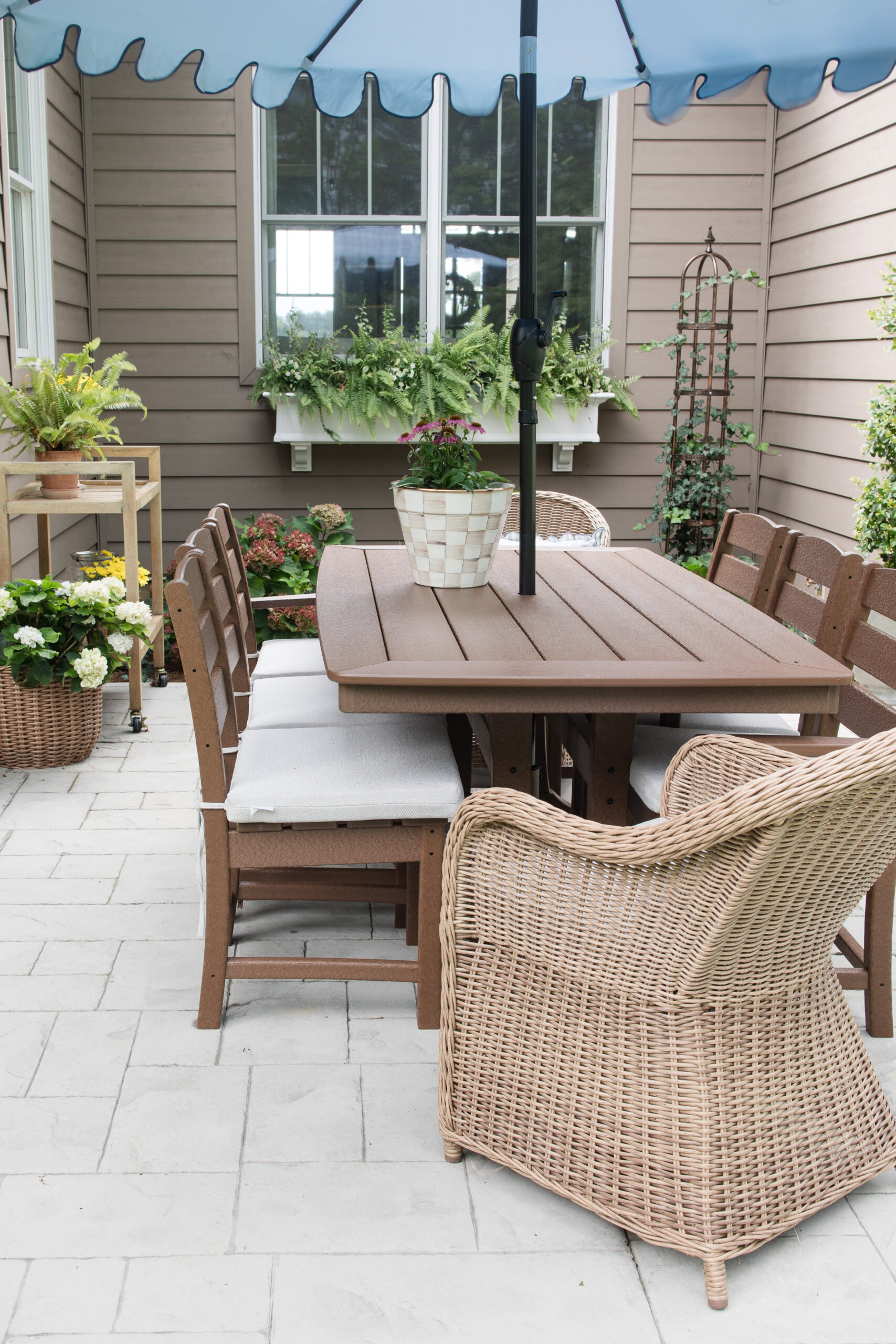 patio with table